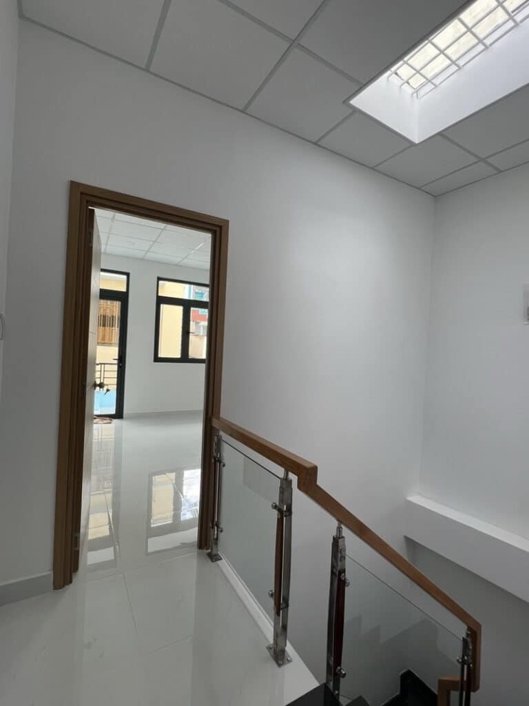 Bán nhà mới 1 trệt, 2 lầu, hẻm đường Sư Vạn Hạnh, Quận 10