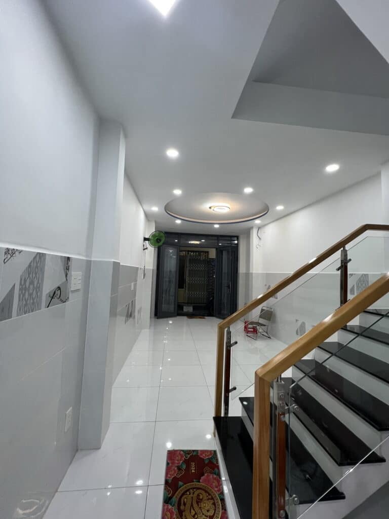 Bán nhà mới 1 trệt, 2 lầu, hẻm đường Sư Vạn Hạnh, Quận 10