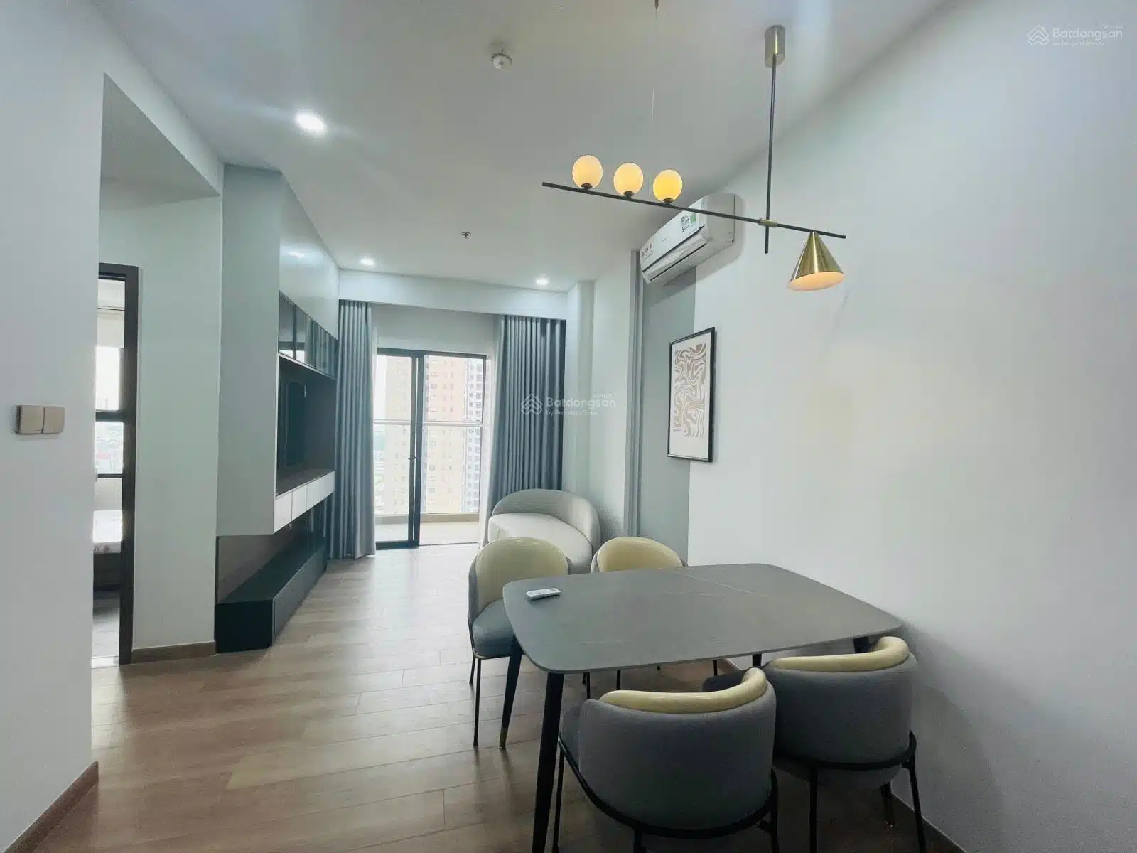 Cho thuê căn hộ 2 phòng ngủ view đẹp hướng mát tại Park View Residence