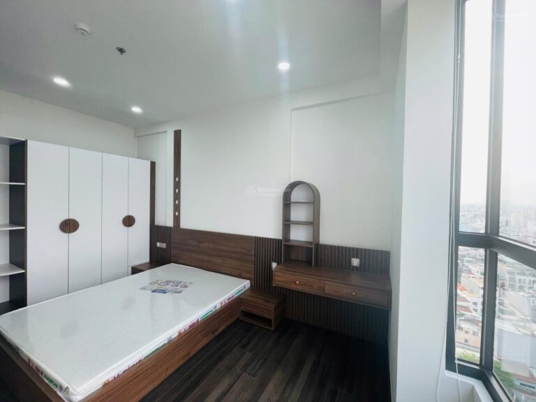 Cho thuê căn hộ 2 phòng ngủ view đẹp hướng mát tại Park View Residence
