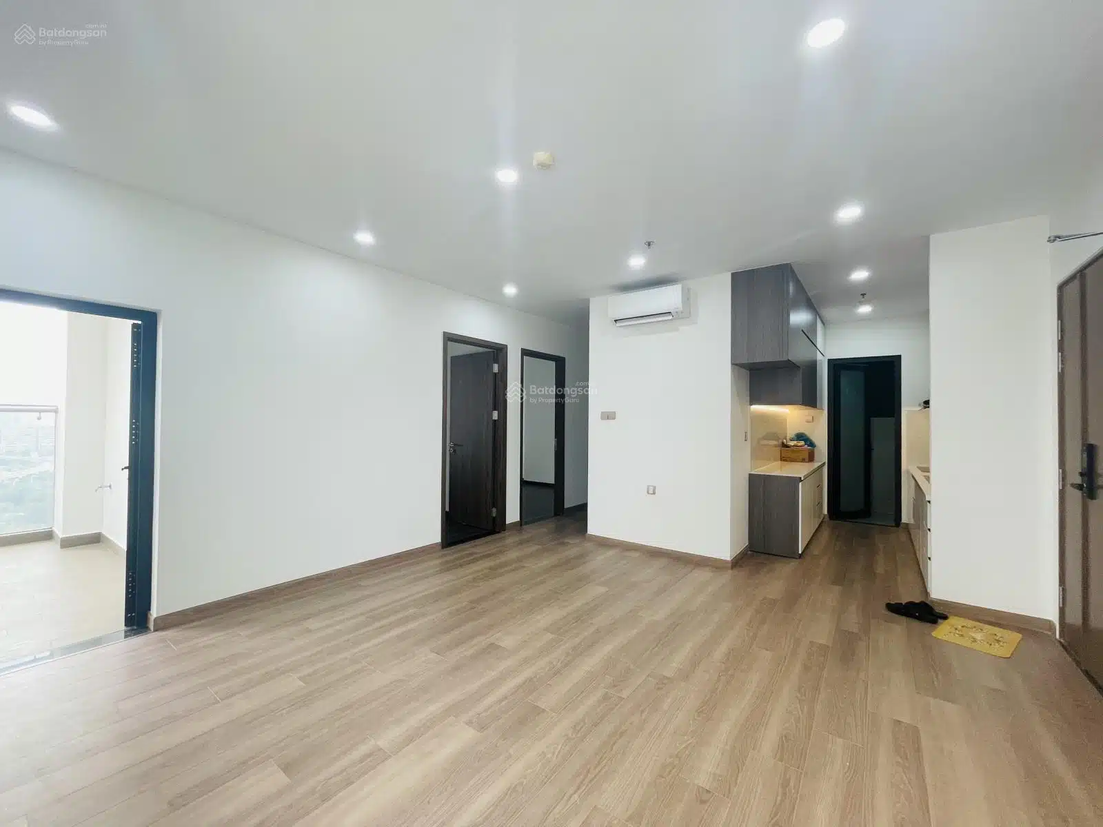 Cho thuê căn hộ 3 phòng ngủ nội thất cơ bản view L81 Park View Residence