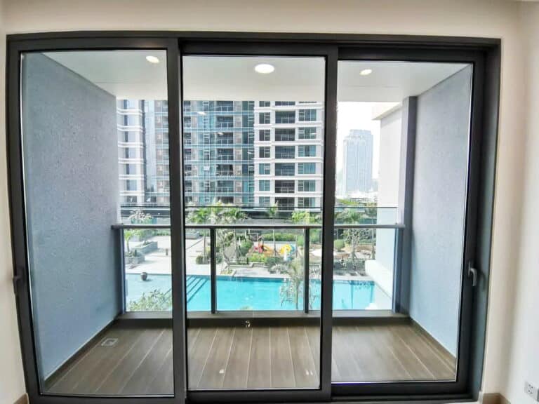 Căn hộ cho thuê Sunwah Pearl lầu trung nhà trống 2 phòng ngủ view hồ bơi