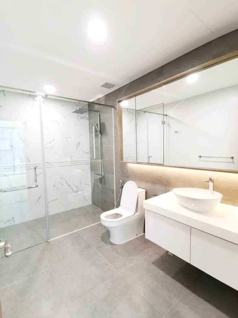 Căn hộ cho thuê Sunwah Pearl lầu trung nhà trống 2 phòng ngủ view hồ bơi