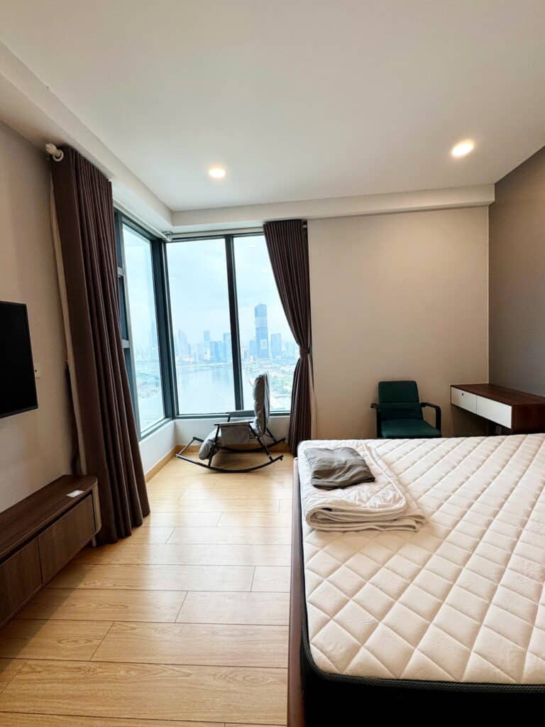 Cho thuê căn hộ Sunwah Pearl tầng cao có nội thất 2 phòng ngủ view quận 1