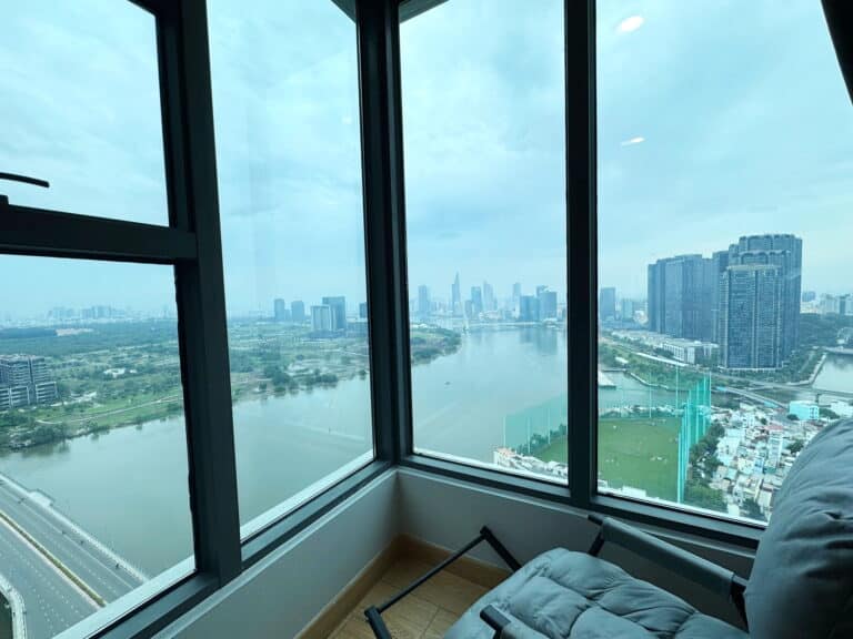 Cho thuê căn hộ Sunwah Pearl tầng cao có nội thất 2 phòng ngủ view quận 1