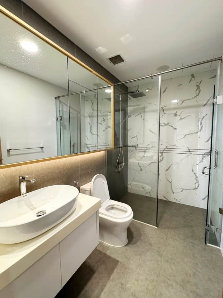 Cho thuê căn hộ Sunwah Pearl tầng cao có nội thất 2 phòng ngủ view quận 1