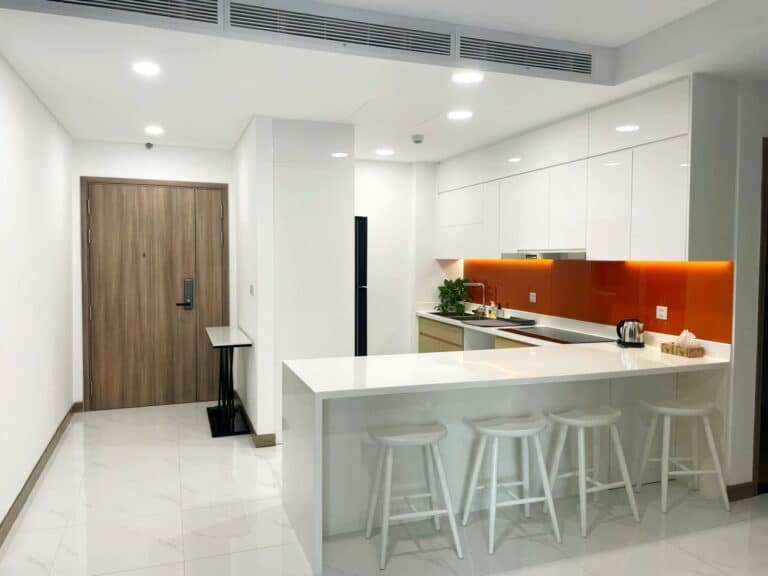 Căn hộ cho thuê Sunwah Pearl tầng cao có nội thất 2 phòng ngủ view sông