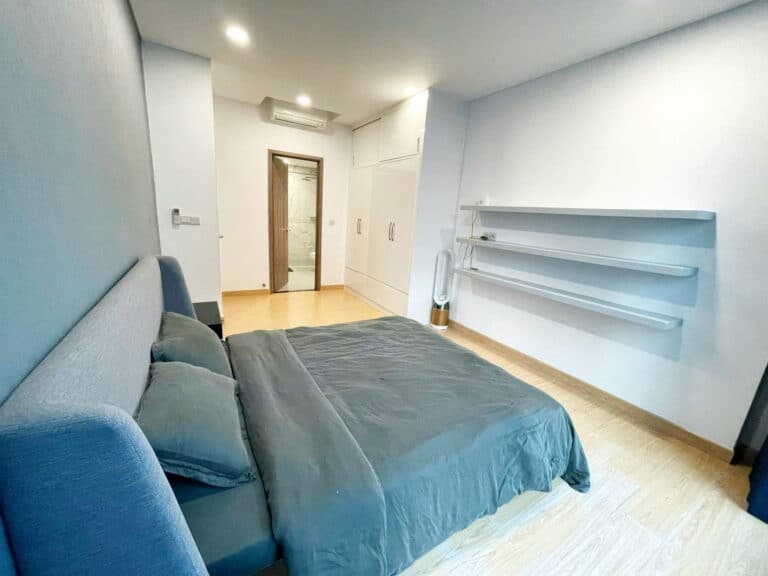 Căn hộ cho thuê Sunwah Pearl tầng cao có nội thất 2 phòng ngủ view sông