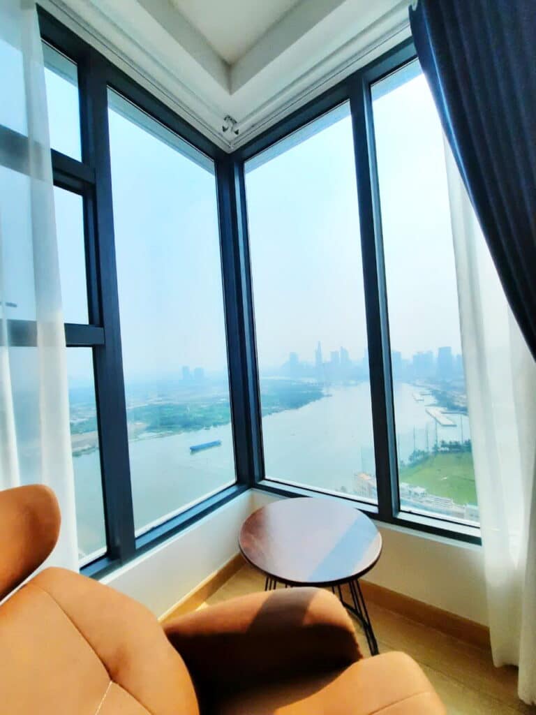 Bán căn hộ Sunwah Pearl tầng trung đủ nội thất 2 phòng ngủ view quận 1