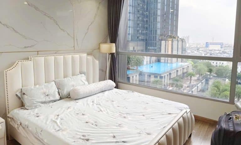 Căn hộ Central Park cho thuê view hồ bơi 3 phòng ngủ Landmark 2 có nội thất