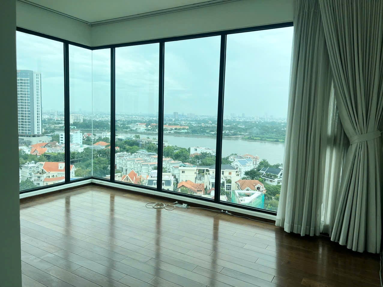 Căn hộ 4 phòng ngủ cho thuê D’Edge Thảo Điền view sông đẹp nhà trống