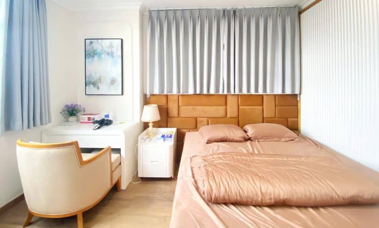 Căn hộ Paris Hoàng Kim cho thuê 3 phòng ngủ tầng cao view L81 đủ nội thất