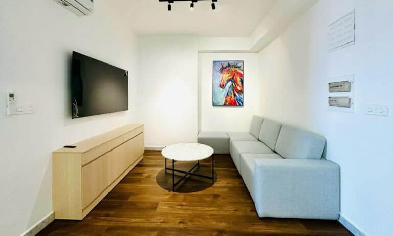 Paris Hoàng Kim cho thuê căn hộ 2 phòng ngủ đủ nội thất lầu cao thoáng